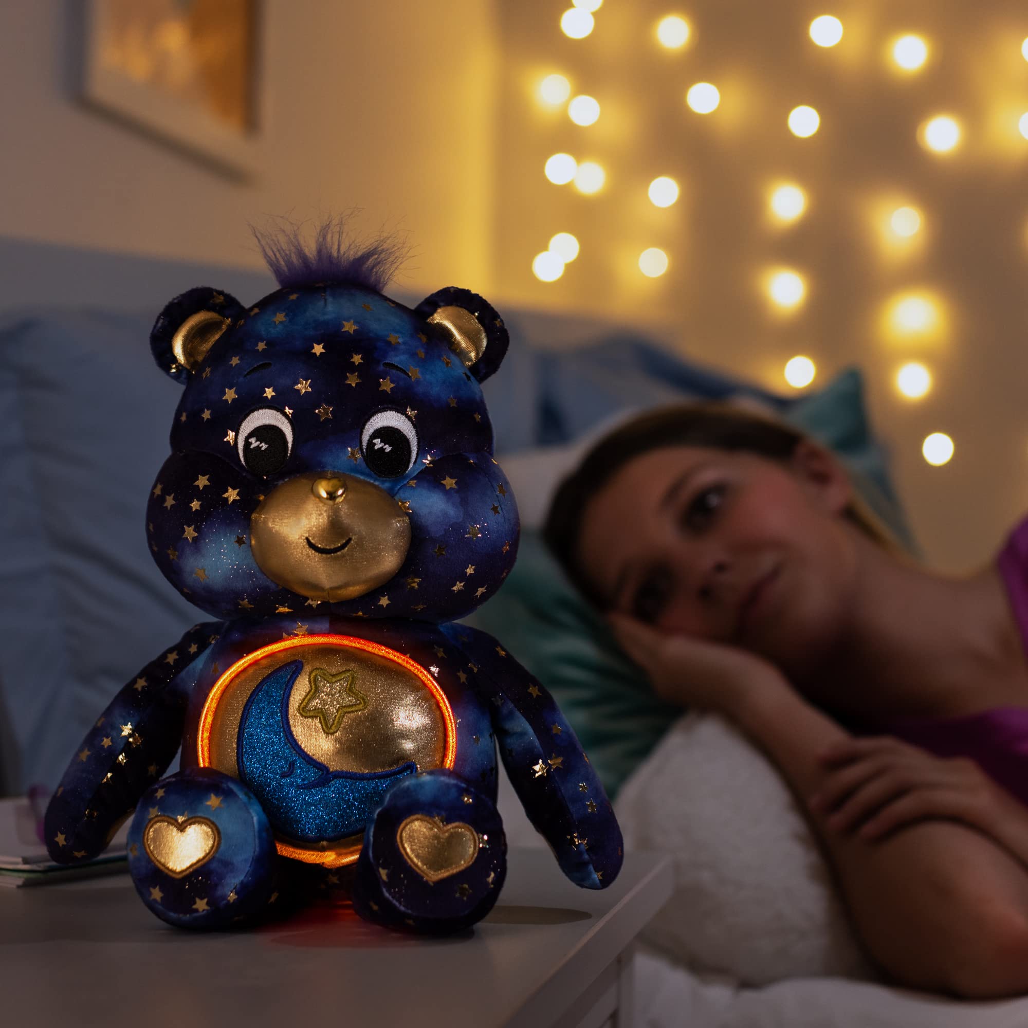 Care Bears - Basic Fun Limited Edition Bedtime Bear 35 cm Plüsch – Leuchtendes Bauchabzeichen – Sammler-Bär in sattem Blau mit goldenen Akzenten – Kuscheltier Geschenk für Kinder & Sammler