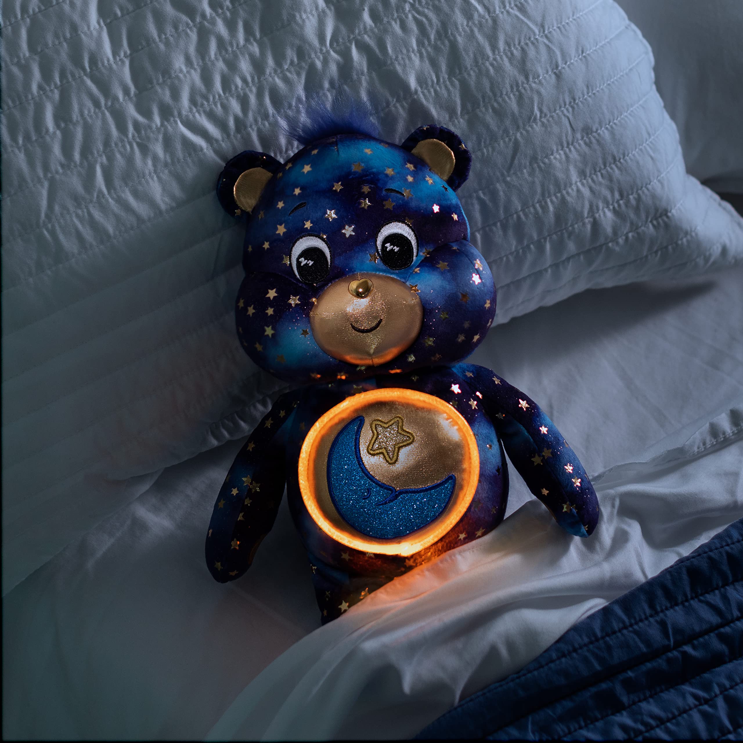 Care Bears - Basic Fun Limited Edition Bedtime Bear 35 cm Plüsch – Leuchtendes Bauchabzeichen – Sammler-Bär in sattem Blau mit goldenen Akzenten – Kuscheltier Geschenk für Kinder & Sammler